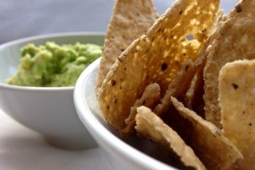 Tortilla Chips von Dietrich Vorarlberger Kostbarkeiten mit Guacamole