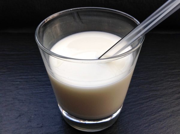 Ein Glas mit Milch und Strohhalm
