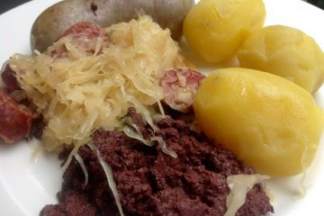 Blutwurst, Leberwurst und Genusswurzen von der Metzgerei Walser in Meiningen, Kartoffeln vom Kaufmannsladen und Sauerkraut