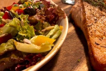 Lachsfilet vom Jospergrill mit Salat im Restaurant Klein Steiermark