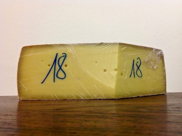 Käse straff in Frischhaltefolie gepackt